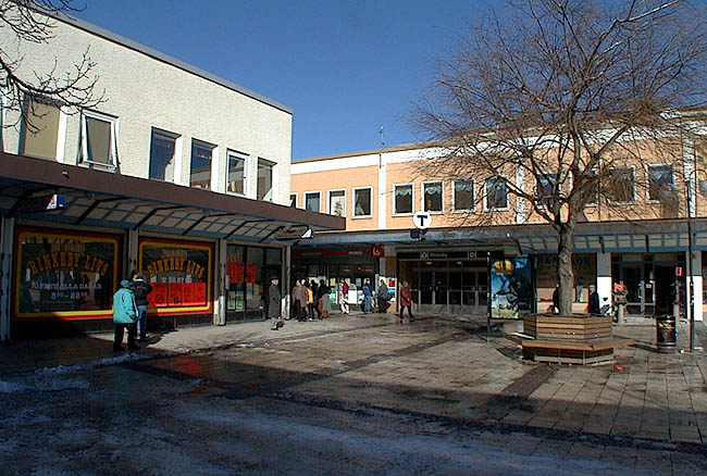 Rinkeby, Kvarnberget , Rinkebytorget 1.

Torgets nordvästra del. I fonden skymtar den smala gågatan ut från torget.



 

 