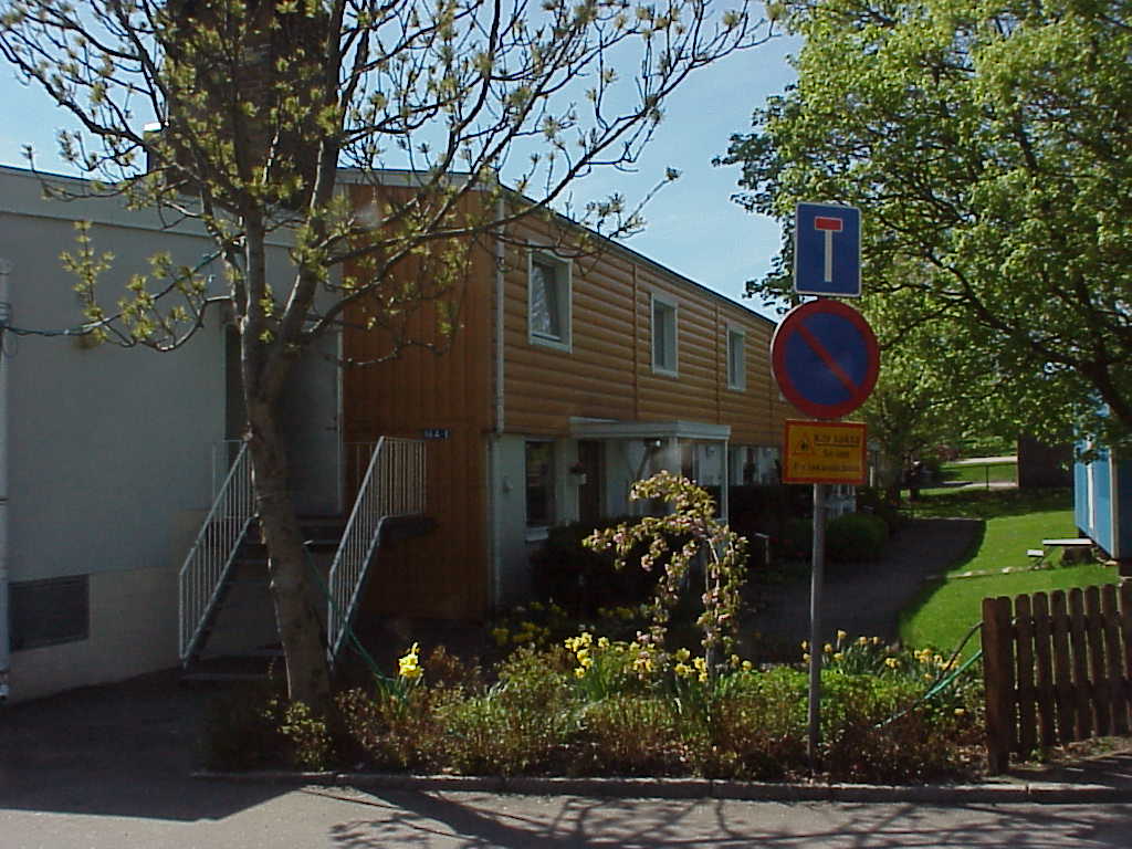 Radhuslänga med tvättstugebyggnad.