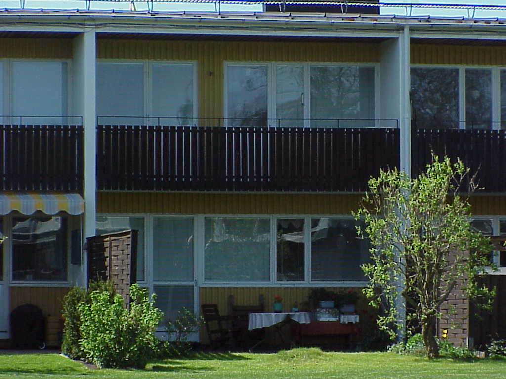 Radhusfasad mot gården med balkong.