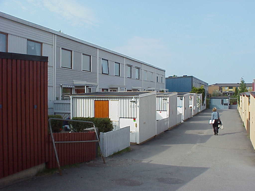 Radhus i sydvästra Tuve, med entrefasad och uthus.