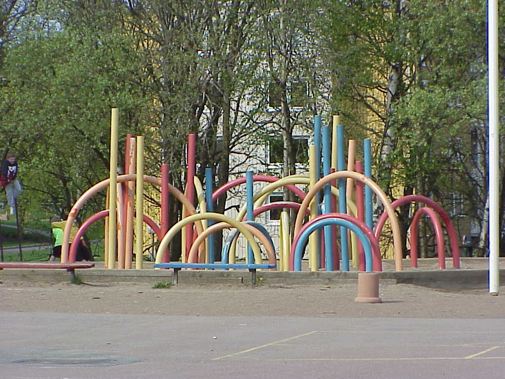 Lekplats på skolgård med festlig lekanordning.