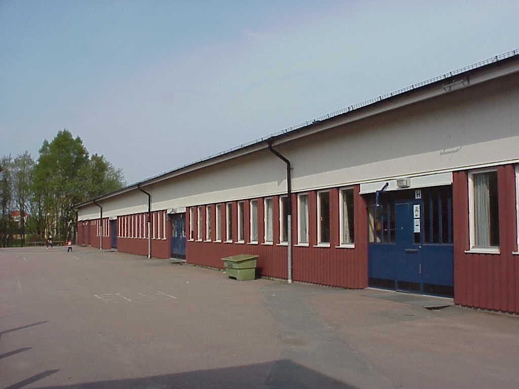 Skolans västra gårdsfasad.