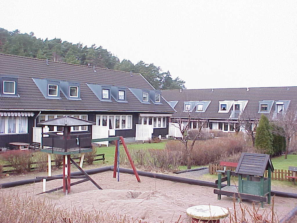 Inom det annars mycet tättbebyggda området finns tre allmänna gårdsbildningar med lekplatser och bilangöring.
                 