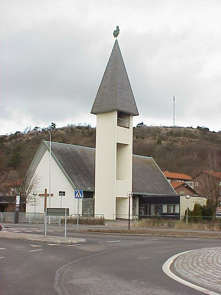 Tolereds kyrkas utformning är traditionell vad gäller takresning och kyrktorn.