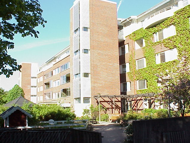 Kallebäcks sjukhem ligger i en sluttning, med en trädgårdsliknande park utefter hela byggnaden.