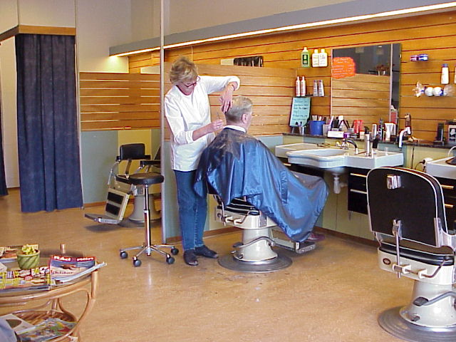 Herrfriseringen har en unik originalinredning, med olika platser för drop-in och tidsbeställda herrar, respektive herrar som lite mer avskilt ville permanenta eller färga håret.
