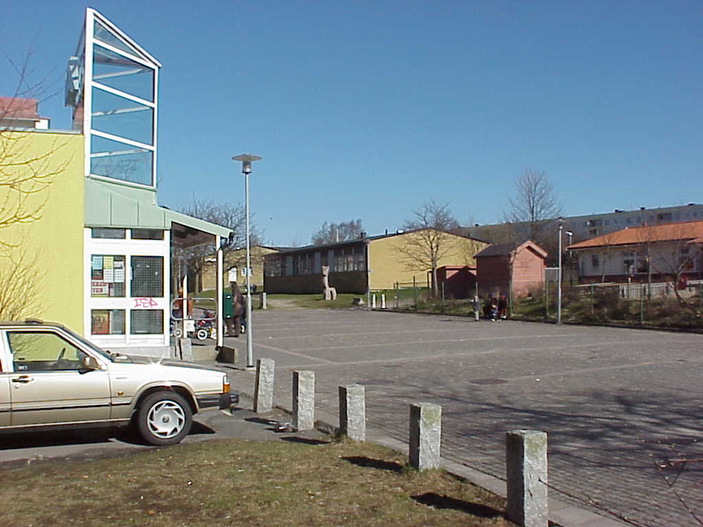 Mitt i raden av gårdar ligger Tynnereds centrum, en öppen plats mellan en livsmedelshall, daghem och skola.