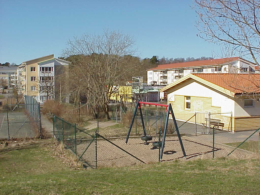 Lekplatser och bollplaner söder om daghemmet, gränsar till det gemensamma parkområdet.