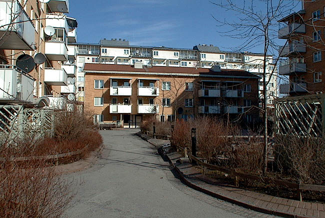 Rinkeby, Hemkvarnen 1, Hinderstorps Gränd 1-55.

Den västra gården med lamellhuset i fonden.


 