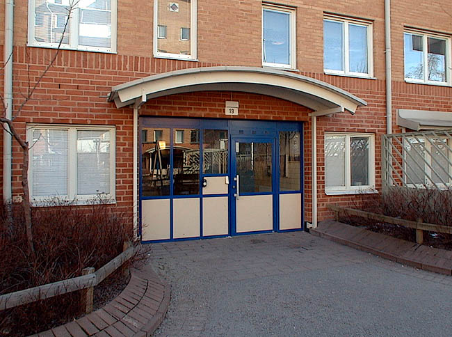 Rinkeby, Hemkvarnen 1, Hinderstorps Gränd 1-55.

Entréparti skivhus.


 