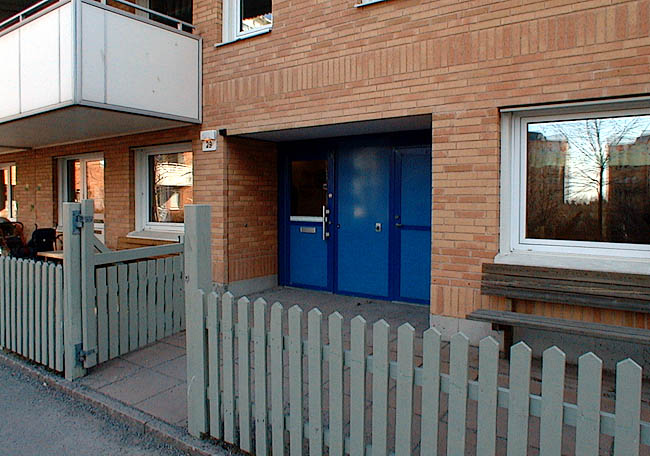 Rinkeby, Hemkvarnen 1, Hinderstorps Gränd 1-55.

Entréparti lamellhus.
 