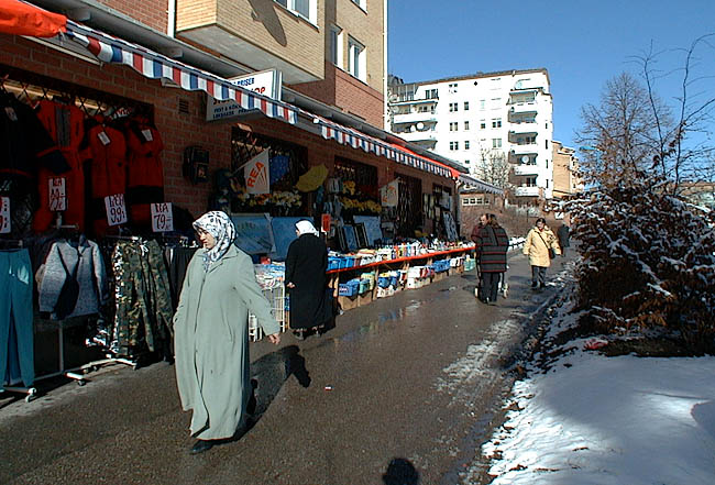 Rinkeby, Hemkvarnen 1, Hinderstorps Gränd 1-55.

Utbyggnaden innehåller ett flertal småbutiker med varierat utbud.