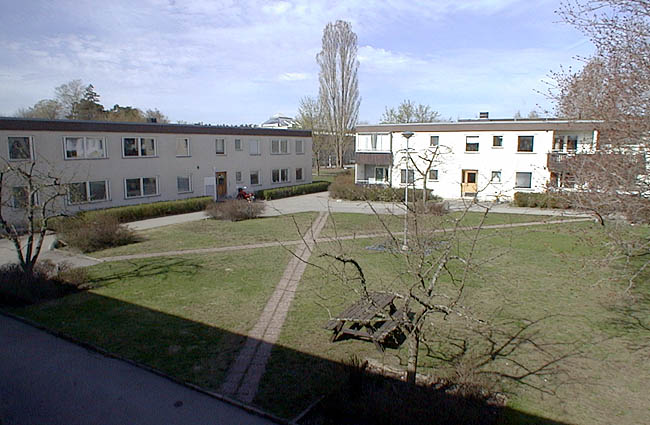 Tensta, Holminge 2, Holmingegränd 3-47.

I den norra delen av området ligger husen kring öppna gårdar.

 


 



