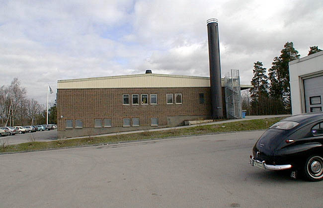 Tensta, Lackes 1, Krällingegränd 1-9.

Byggnadens västra gavel. Volvo PV 444 till höger.


 


 
 

 

 


 



