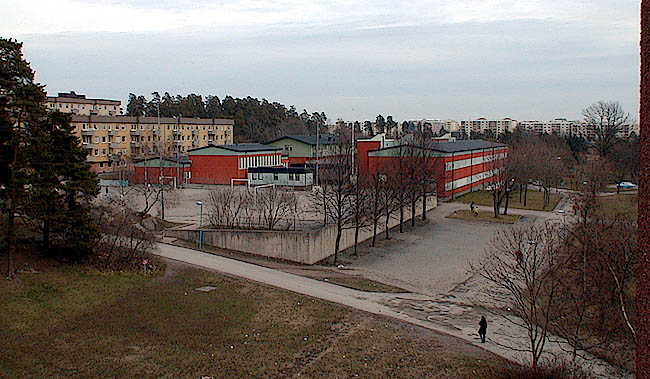 Tensta, Ledinge 1 , Bussenhusvägen 6.

Vy från väster. Från vänster syns gymnastikbyggnaden, matsalsbyggnaden och klassrumsbyggnaden. I bakgrunden hus i grannstadsdelen Rinkeby. 

 


 
 

 

 


 




