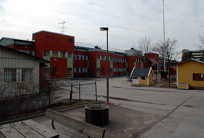 Tensta, Ledinge 1 , Bussenhusvägen 6.

Skolgården och klassrumsbyggnaden. Till vänster syns fritidshemmet. 

 


 
 

 

 


 



