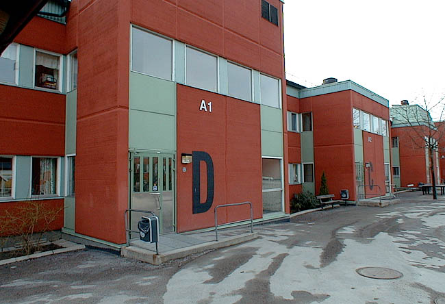 Tensta, Ledinge 1 , Bussenhusvägen 6.

Klassrumsbyggnadens gårdsfasad med de utskjutande entrépartierna. Den kraftiga färgsättningen kom till 1996. 
 


 
 

 

 


 



