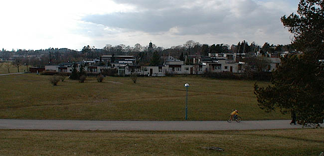 Tensta, Sörgården, Spångakyrkväg.

Vy från stadsdelen Rinkeby i öster. Bebyggelsen har medvetet hållits låg för att inte skymma Spånga kyrka. 


 
 

 

 


 



