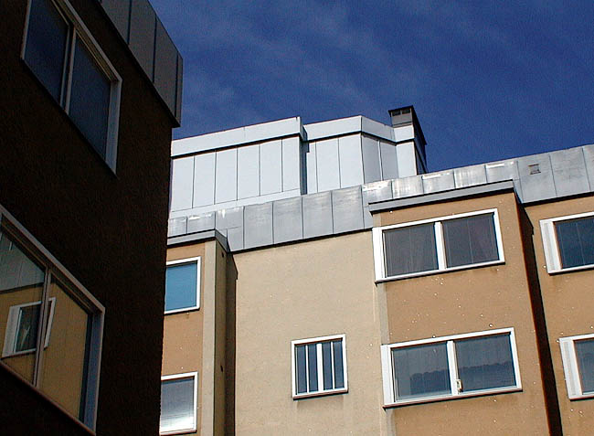 Tensta, Åvinge 2, Åvingegränd 3-27.

Ädelputsfasader. Trevåningshuset till vänster, skivhusets tvärlänga till höger.
 

 

 


 



