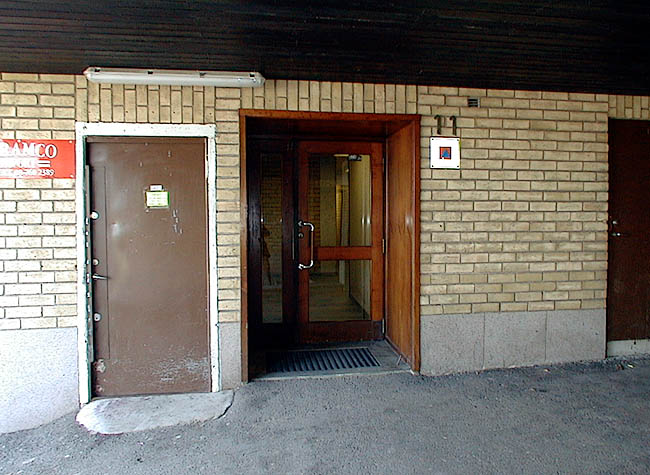 Tensta, Åvinge 2, Åvingegränd 3-27.

Skivhusets entréer mot passagerna har dörromfattningar i teak.
 

 


 



