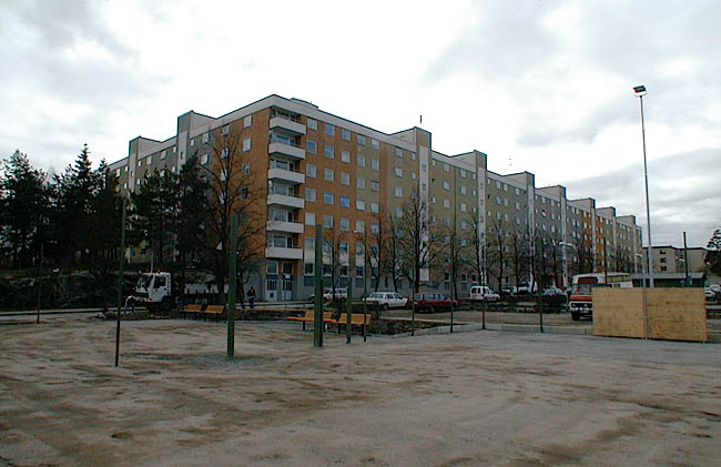 Tensta, Krällinge 1, Krällingegränd 19-36.

Det vinkelbyggda skivhuset ligger ut mot parkeringsplatsen och Hjulstavägen.


 


 



