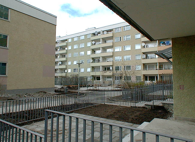 Tensta, Krällinge 1, Krällingegränd 19-36.

Vissa av lägenheterna i skivhusets bottenvåning har fått nyanlagda täppor.


 


 



