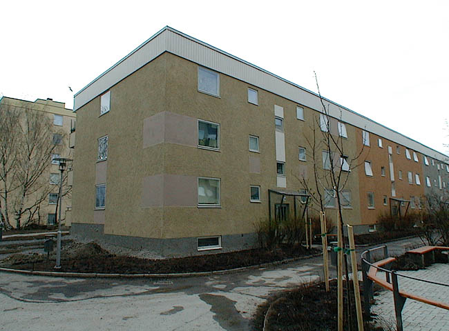 Tensta, Krällinge 1, Krällingegränd 19-36.

Lamellhusets entrésida mot innergården. Notera fasadens olika färgfält.

 


 



