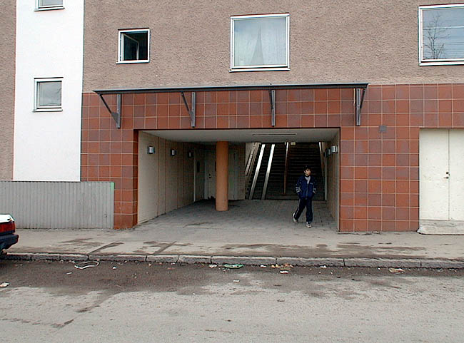 Tensta, Krällinge 1, Krällingegränd 19-36.

Skivhuset har en portik mellan gården och säckgatan med parkeringen.

 


 



