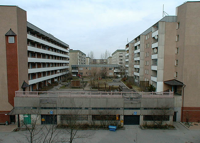Tensta, Neglinge 1, Kämpingebacken 5-21.

Gårdarna är placerade på betongdäck med underliggande parkeringshus.