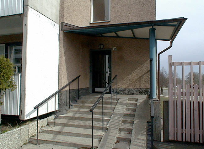 Tensta, Neglinge 1, Kämpingebacken 5-21.

Gårdarnas entréer har utbytta portar.