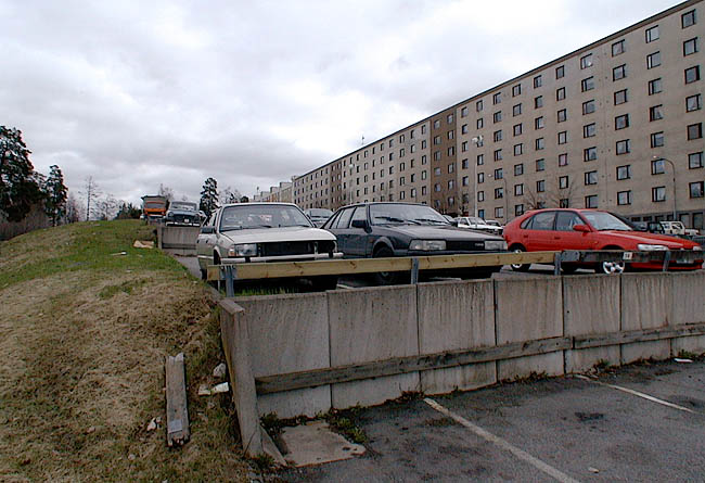 Tensta, Lättinge 1, Lättingebacken 4-46.

Parkeringsplatsens terrasseringar stöttas av murar av betongelement.


 