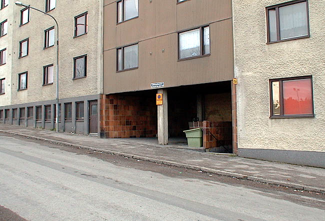 Tensta, Lättinge 1, Lättingebacken 4-46.

Skivhuset har tre portiker mellan innergården och säckgatan med parkeringsplatsen.

 