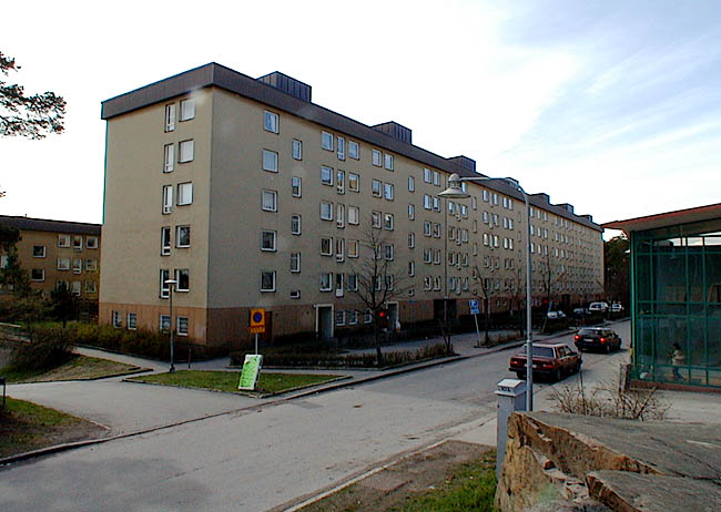 Tensta, Juringe 1, Glömmingegränd 1-37.

Skivhuset har norrfasad mot angöringsgatan Glömmingegränd. Till vänster i bild nedfarten till garaget under områdets gård.


 