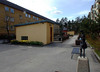 Tensta, Juringe 1, Glömmingegränd 1-37.

På gården finns flera sophus i gul puts, och en bronsskulptur;  "Ung mor", av Stig Lindqvist. Till vänster trevåningslängan.
 