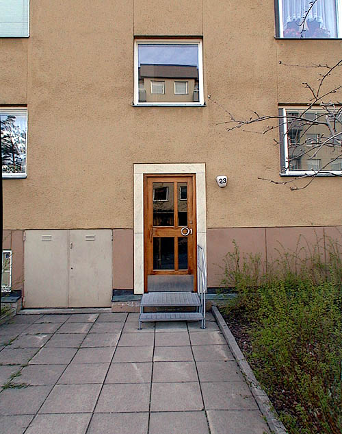 Tensta, Juringe 1, Glömmingegränd 1-37.

På lamellhuset är entréerna, som alla vetter mot gården, i liv med fasad.  
 