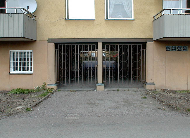 Tensta, Juringe 1, Glömmingegränd 1-37.

Även genom lamellhuset leder en passage, den är dock stängd med detta vackra metallstaket.
 