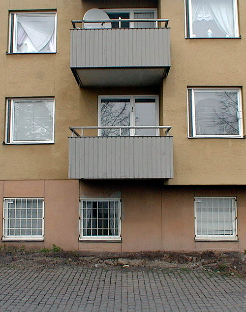 Tensta, Juringe 1, Glömmingegränd 1-37.

Balkongerna har fronter av aluminiumplåt. Socklarna består av ljusbrunt målad slätputs med vertikala ritsningar.
 