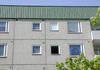 Tensta, Risinge 1, Risingeplan 4-32.

Skivhusens fasader består av betongelement med vit frilagd ballast. Takstegen är inklädd med grön korrugerad aluminiumplåt.