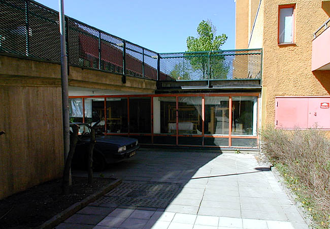 Akalla, Sveaborg 6, Sibeliusgången 20A-20B.

I söder går byggnaden in under Sibeliusgången, fasaden är här glasad.  


 