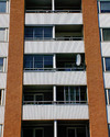 Akalla, Sveaborg 6, Sibeliusgången 20A-20B.

Spritputs, balkonger med fronter av fint trapetskorrugerad aluminiumplåt. 


 