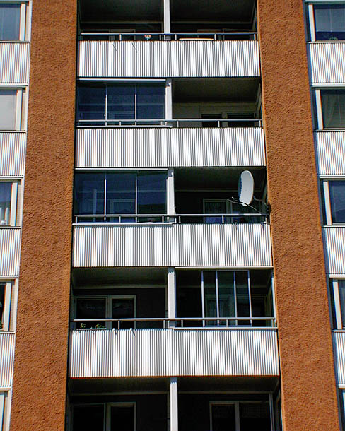 Akalla, Sveaborg 6, Sibeliusgången 20A-20B.

Spritputs, balkonger med fronter av fint trapetskorrugerad aluminiumplåt. 


 