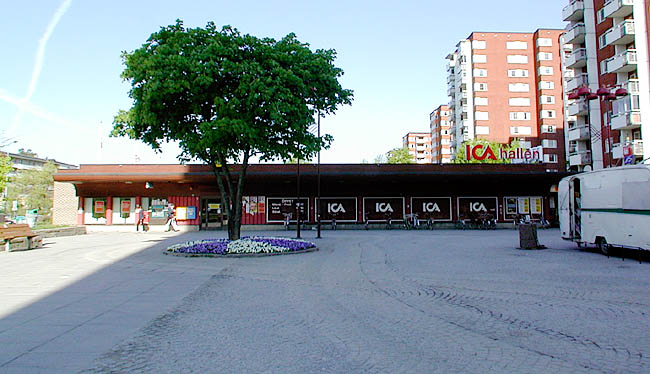 Akalla, Mariehamn 1, Mariehamnsgatan 9-13.

 Butiksbyggnadens östra fasad vetter mot Akalla torg.


 