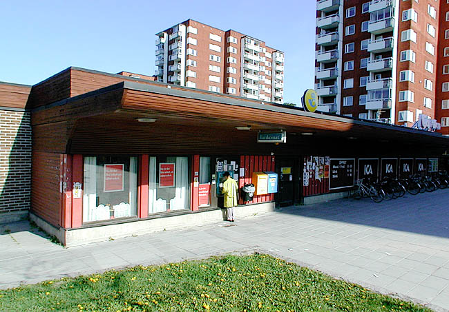 Akalla, Mariehamn 1, Mariehamnsgatan 9-13.

Byggnadens sydöstra hörn inrymmer ett postkontor.


 
