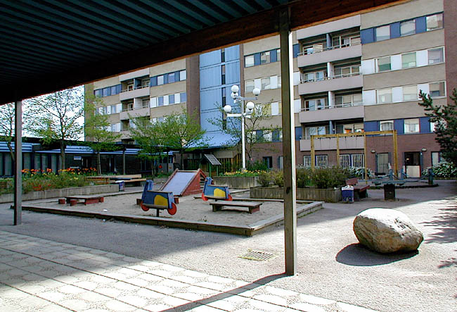 Akalla, Nystad 1 samt 7-11, Sibeliusgången.

Gård med entréer, lekplats och tvättstuga. Skärmtak täcker gångarna från och till entréerna.