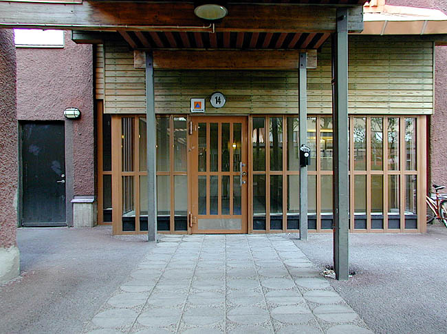 Akalla, Nystad 1 samt 7-11, Sibeliusgången 14.

Entréparti. Den ursprungliga aluminiumdörren har bytts ut mot en ståldörr.