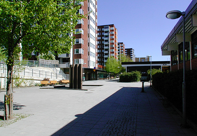 Akalla, Porkala 7-11 ( punkthusen ), Porkalafaret 32-50.

Området ligger intill Sibeliusgången, i vars västra ände konstverket "Vattengardin" av Lars Englund är placerat. 