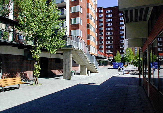 Akalla, Porkala 7-11 ( punkthusen ), Porkalafaret 32-50.

Trappa från Sibeliusgången upp till gården mellan Porkala 9 och 10. 
