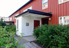 Akalla, Porkala del av 3, 4 och 13 ( Lamellhusen ), Kaskö-, Sveaborg- och Porkalagatan.

Bredvid entréerna skjuter soprummen ut. Skärmtaket över entréerna utgör soprumstakens förlängning. 