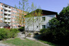 Akalla, Porkala del av 3, 4 och 13 ( Lamellhusen ), Kaskö-, Sveaborg- och Porkalagatan.

Gavlarna är av vitfärgade krattade betongelement och gavelspetsarna är inklädda med rödmålad träpanel. 