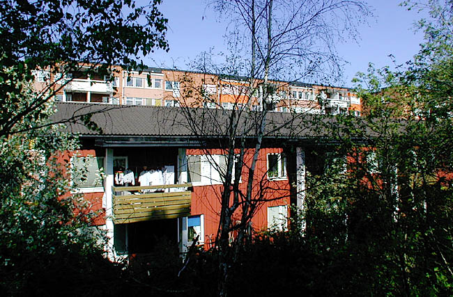 Akalla, Porkala del av 3, 4 och 13 ( Lamellhusen ), Kaskö-, Sveaborg- och Porkalagatan.

På baksidan har bottenvåningen en liten trädgård och övervåningen en balkong. 